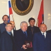 Jury Lužkov - med predsednikom UIA (Union Internationale des Architectes) Jaime Lerner-jem (s priznanjem) in Juryem Lužkovom, županom Moskve, (Moskva, 2003)